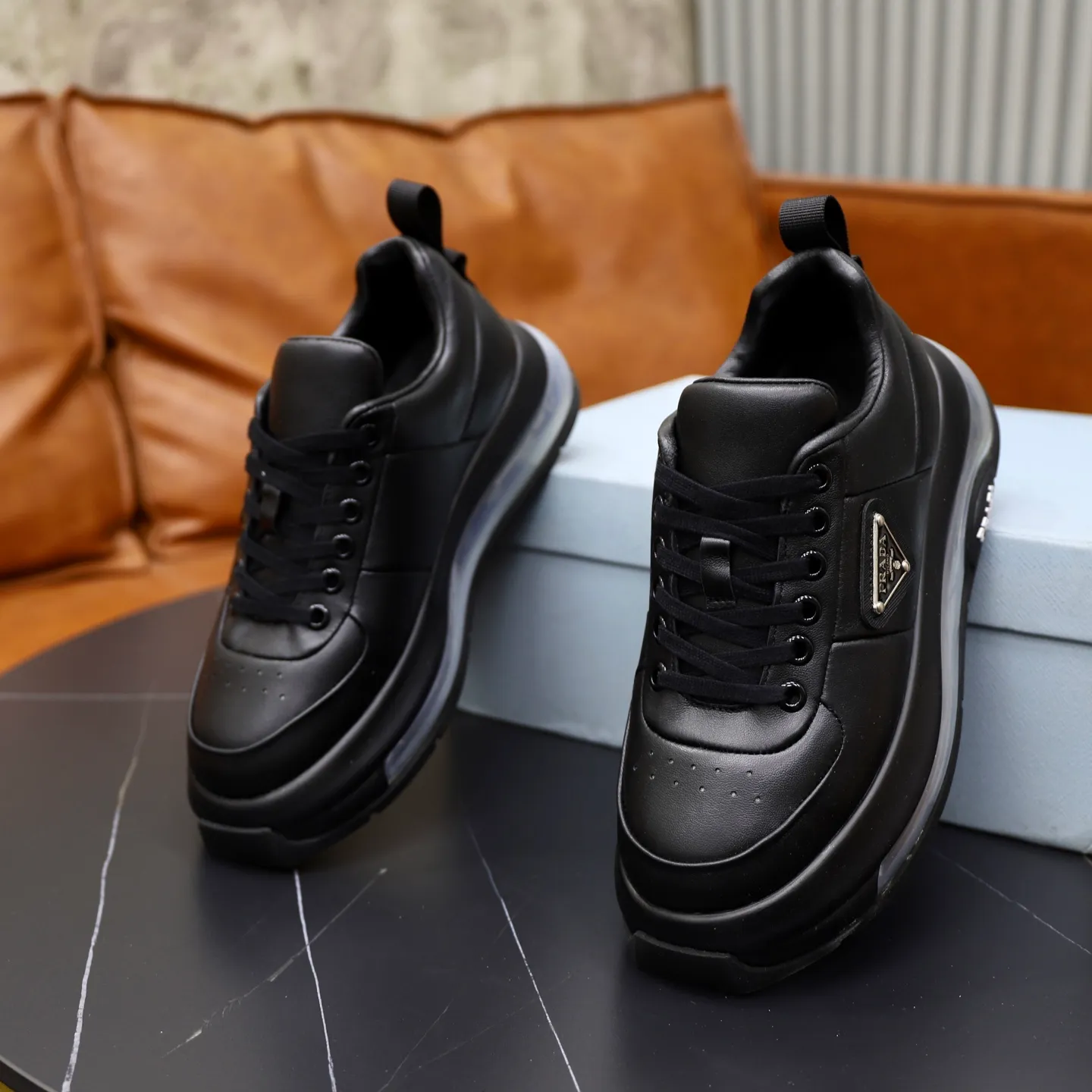 Ex-factory price: 640 💰Prada/Prada Men's casual delivery, using imported cowhide leather upper, Prada triangle logo, lambskin lining, original air cushion bottom, rubber sewing technology, rubber bottom layer, excellent shock absorption effect, comfortable on the feet! Size: 39-44 (45, 46 customized)